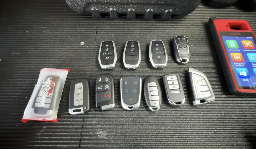 Locksmith Kenner at MSY airport parking cutting a new car key at the vehicle
